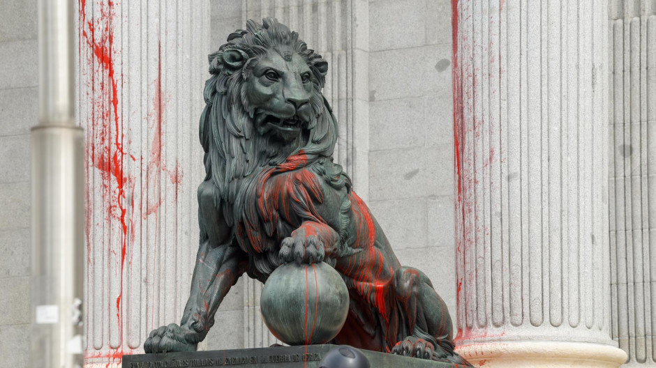 Uno de los leones del Congreso, cubierto con pintura roja después de una acción reivindicativa