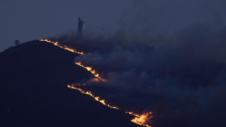 Incendio del Monte Naranco (Asturias) a primeras horas de la mañana