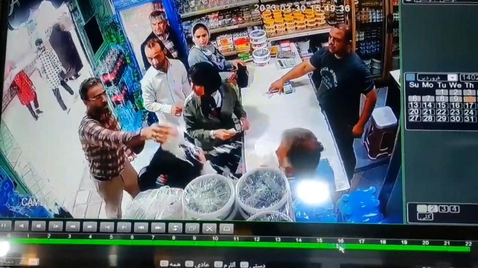 Irán ordena la detención de dos mujeres que no llevaban velo en una tienda