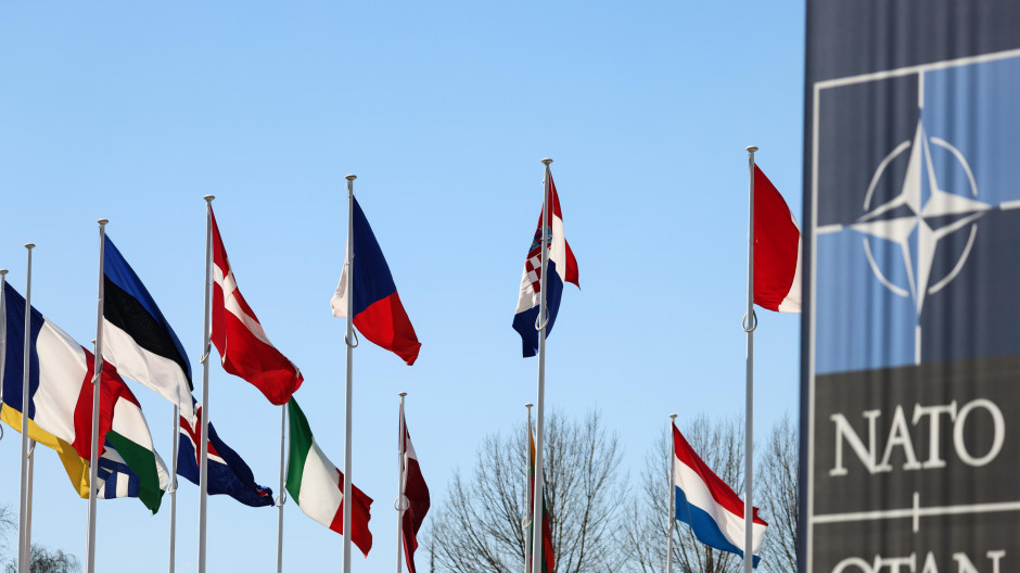 Las banderas nacionales de los países miembros de la OTAN en Bruselas