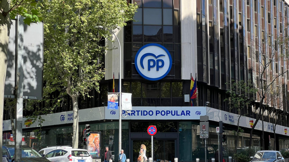 El nuevo logo en la sede del PP