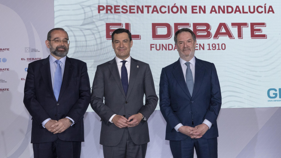 El presidente de Andalucía, Juanma Moreno, el presidente de El Debate, Alfonso Bullón de Mendoza; y el director del periódico, Bieito Rubido