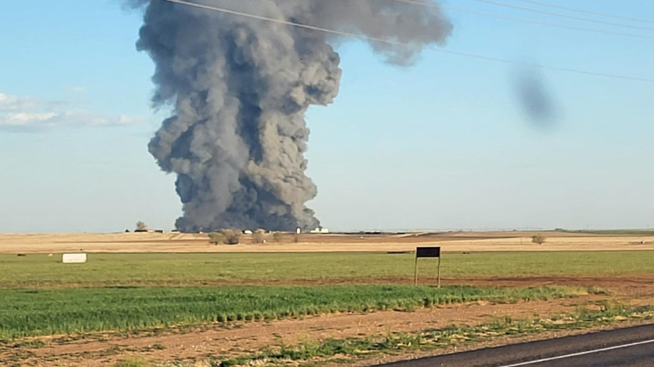 La columna de humo que se eleva desde Southfork Dairy Farms, Texas