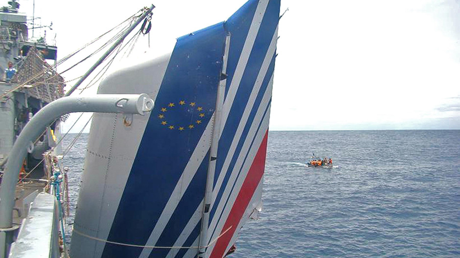 Parte del avión siniestrado recuperado en el mar por los servicios de rescate.