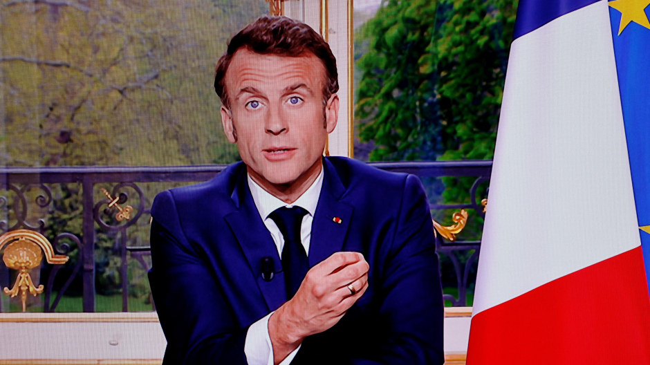 Emmanuel Macron durante un discurso televisado en ocasión de la reforma de las pensiones