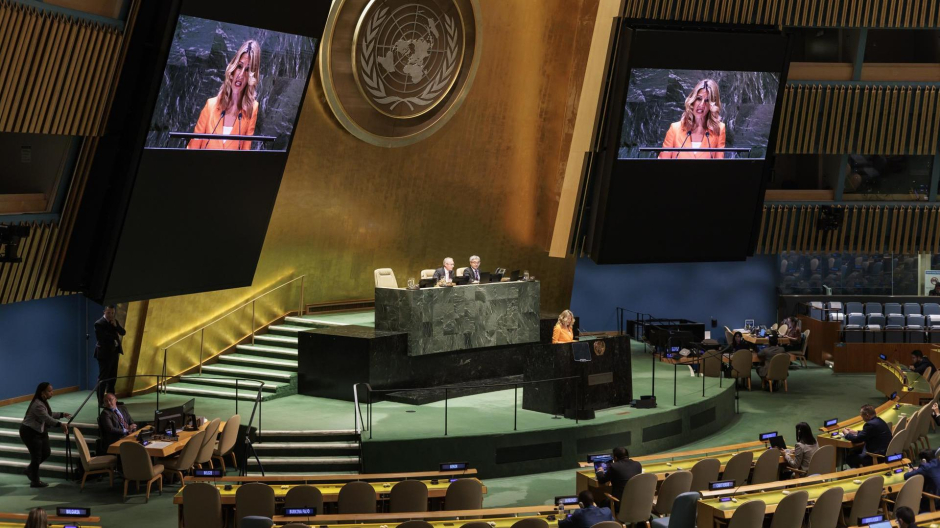 Yolanda Díaz en un momento de su intervención en la ONU, en un auditorio con muchas sillas vacías.