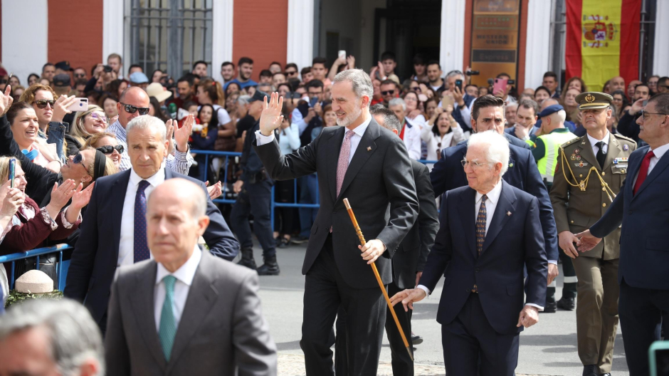 El Rey Felipe VI camina por las calles de Ronda antes de la reunión de las cinco Reales Maestranzas de Caballería