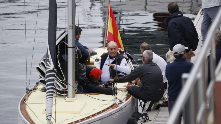 Don Juan Carlos sale a navegar con el Bribón entre gritos de “viva el Rey”