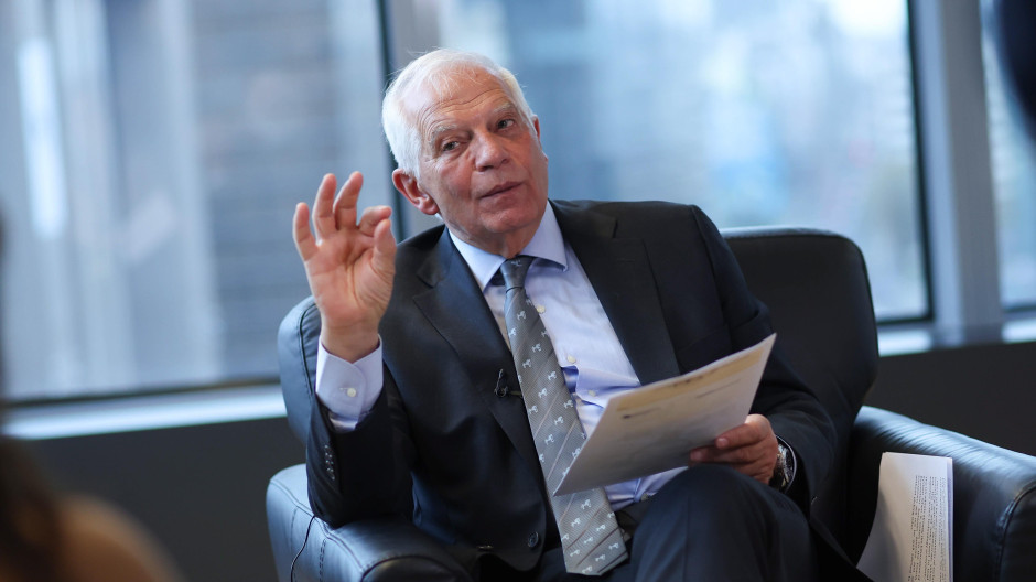Josep Borrell comparece ante los medios de comunicación tras la reunión de ministros