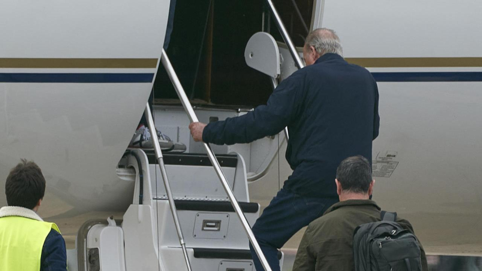 El rey emérito Juan Carlos I coge el avión en el aeropuerto de Vitoria este martes