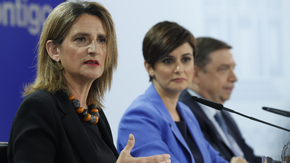 La vicepresidenta tercera, Teresa Ribera, en primer término