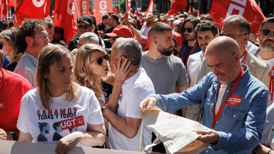 La vicepresidenta y minstrade Trabajao y Economía Social, Yolanda Díaz, saluda al secretario general de UGT, Pepe Álvarez