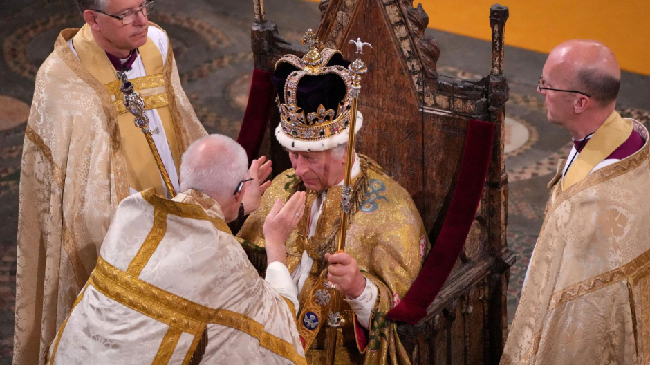 Carlos III tras ser coronado rey de Reino Unido en el interior de la abadía de Westminster
