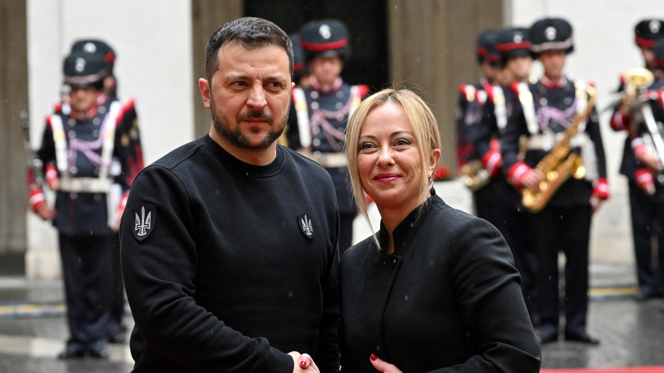 Imagen del saludo entre Volodimir Zelenski y Giorgia Meloni