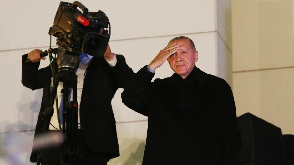Recep Tayyip Erdogan salió mejor parado de lo que auguraban las encuestas, pero la hora de la verdad, la de su continuidad, será en dos semanas