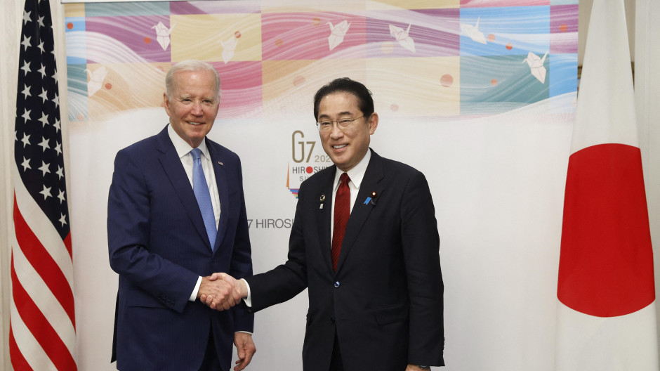 El presidente de los EE.UU., Joe Biden es recibido por el primer ministro de Japón, Fumio Kishida en Hiroshima
