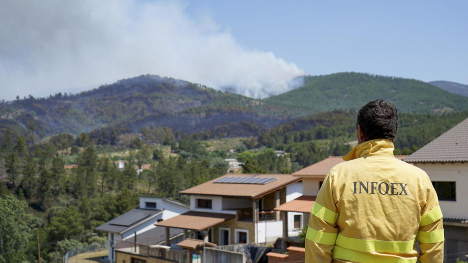 Un hombre observa el humo del fuego que afecta a la población de Pinofranqueado