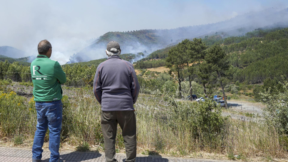 Dos vecinos de Pinofranqueado observan el incendio