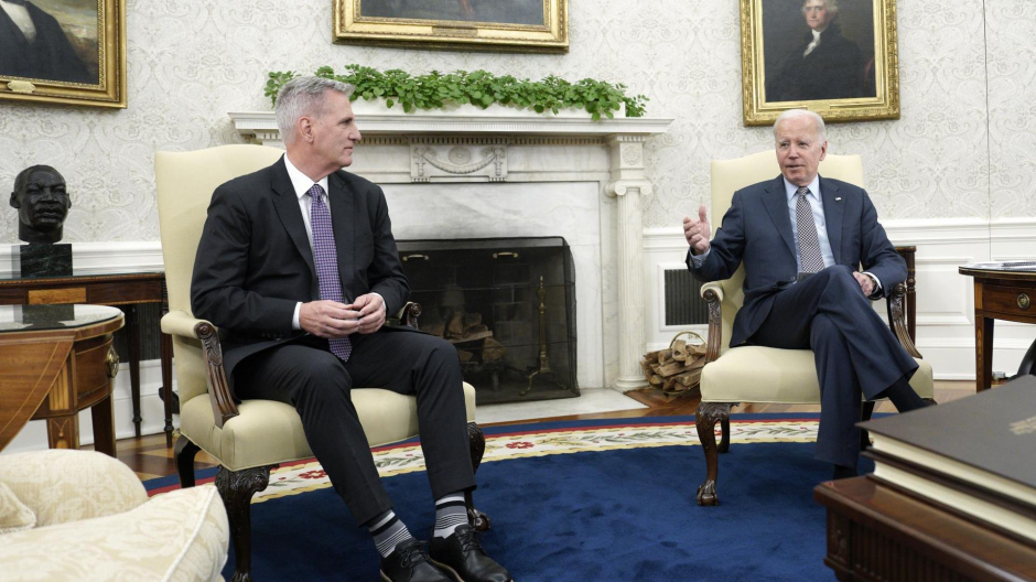 El presidente Biden dialoga con el presidente de la Cámara de Representantes, Kevin McCarthy.