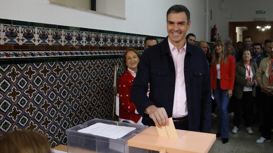 El presidente del Gobierno, Pedro Sánchez, ejerce su derecho al voto en el colegio Nuestra Señora del Buen Consejo.