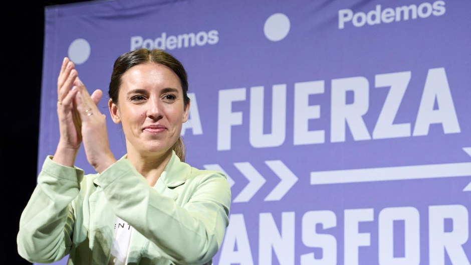 La ministra de Igualdad, Irene Montero, aplaude durante un acto de campaña de Podemos