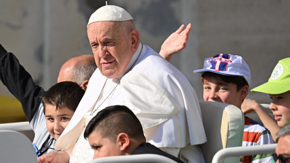 El Papa Francisco llega a la plaza de san Pedro en el Vaticano, para su tradicional Audiencia General de los miércoles.