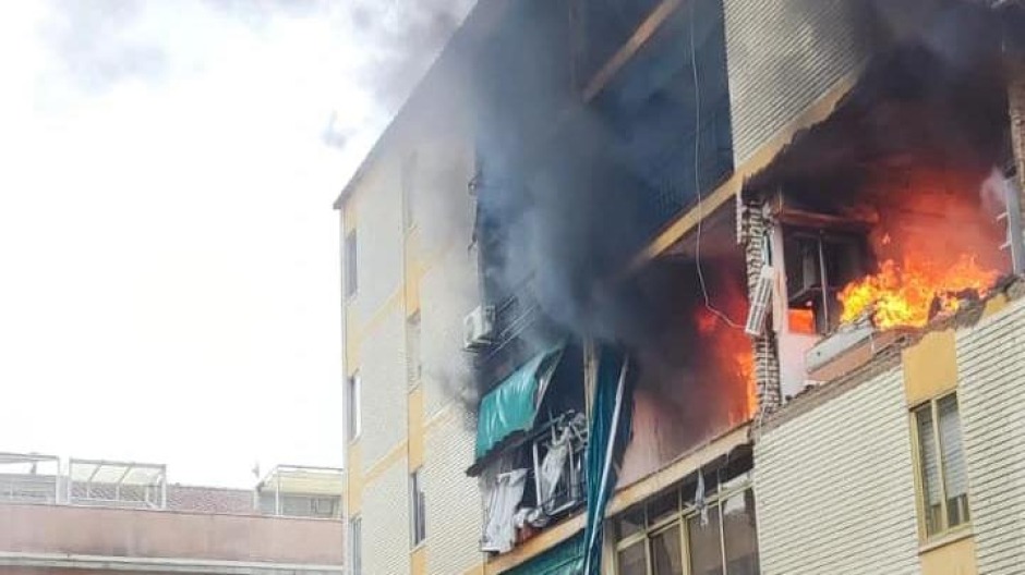 Efectivos de Bomberos de Badajoz trabajan en un edificio donde se ha producido una explosión de gas