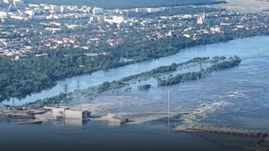 La presa Kajovka ubicada sobre el río Dniéper fue destruida en una zona controlada por Rusia