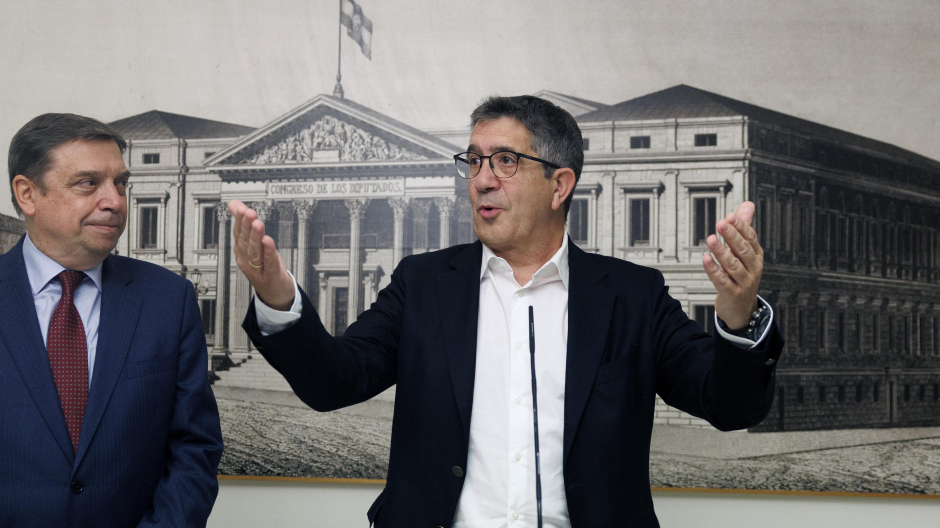 El ministro de Agricultura, Luis Planas, escucha al portavoz socialista, Patxi López