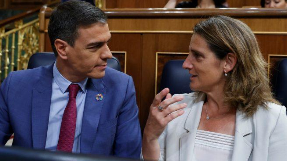 El presidente del Gobierno, Pedro Sánchez, junto a la vicepresidenta tercera y ministra para la Transición Ecológica, Teresa Ribera.