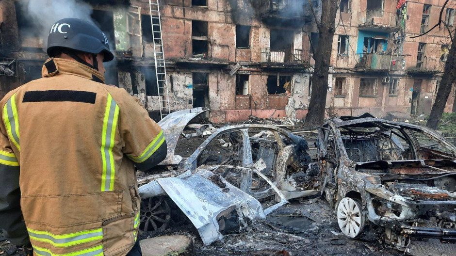 Un edificio residencial de cinco pisos fue impactado por un ataque ruso durante la noche