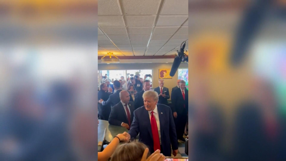 El expresidente de EE.UU. Donald Trump en un café cubano de Miami tras su declaración