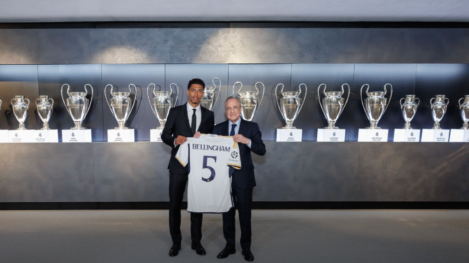 Jude Bellingham posa junto a Florentino Perez en su presentación como nuevo jugador del Real Madrid