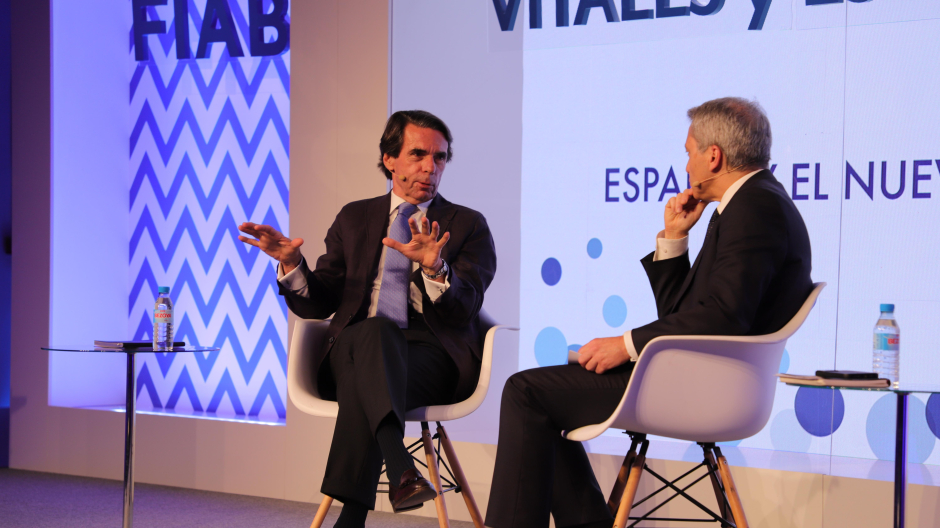 El expresidente del Gobierno, José María Aznar, con el periodista Vicente Vallés