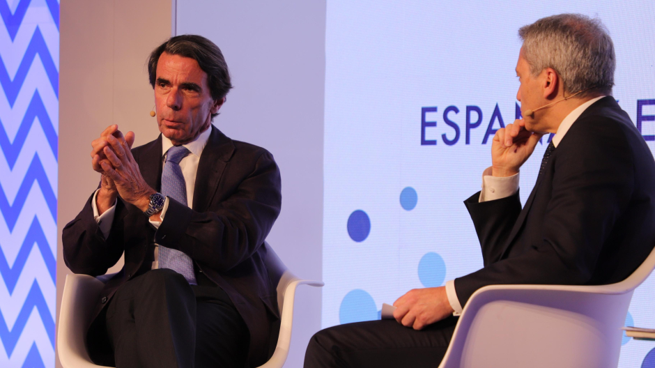El expresidente del Gobierno, José María Aznar, con el periodista Vicente Vallés