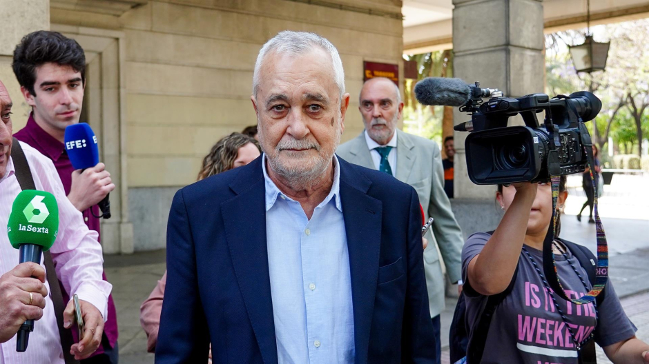 El expresidente de la Junta de Andalucía José Antonio Griñán, saliendo de los juzgados