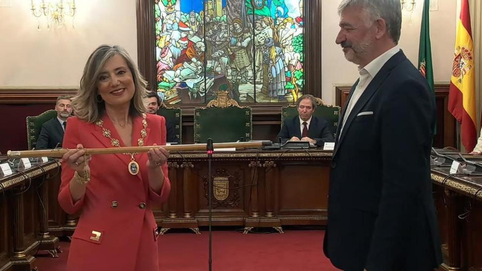 La candidata de UPN, Cristina Ibarrola, ha tomado la vara de mando del Ayuntamiento de Pamplona