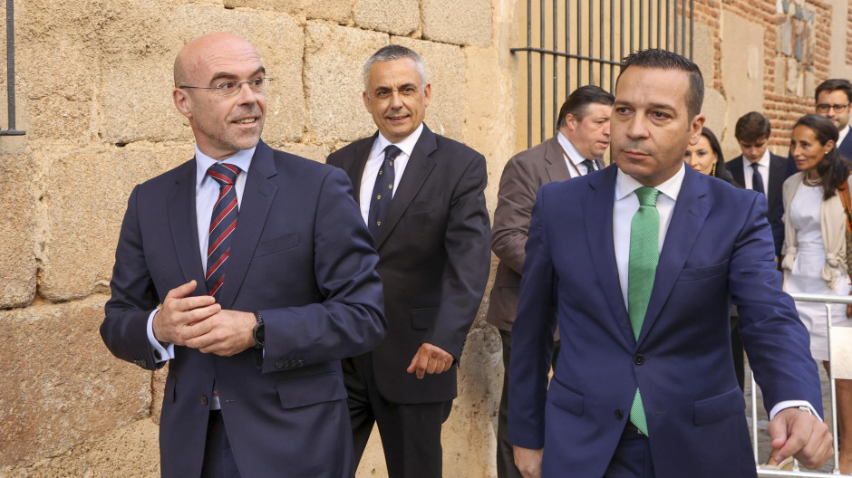 El vicepresidente político de Vox, Jorge Buxadé, a su llegada a la Asamblea de Extremadura