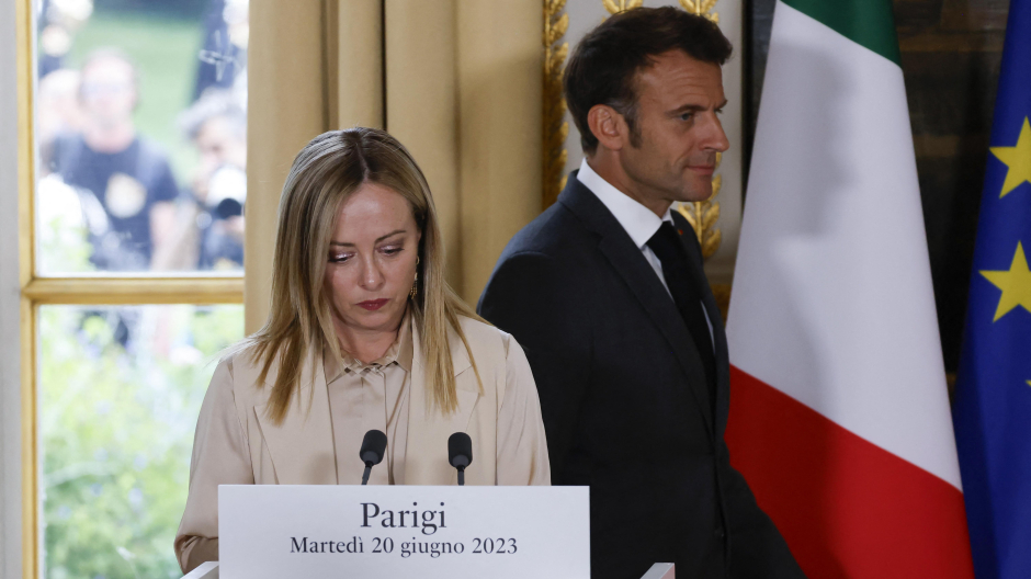 El presidente francés, Emmanuel Macron, y la primera ministra de Italia, Giorgia Meloni en el Palacio del Elíseo en París
