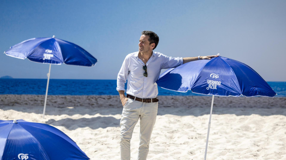 Borja Sémper en la playa de mentira en la que ha presentado la campaña del PP