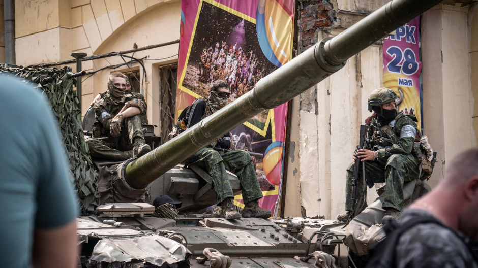 Miembros del grupo Wagner sobre un tanque en la ciudad rusa de Rostov