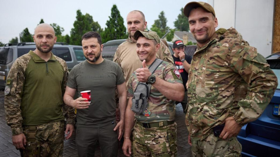 Zelenski con soldados en el frente cerca de Zaporiyia