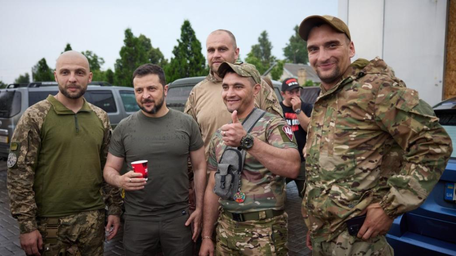 Zelenski con soldados en el frente cerca de Zaporiyia