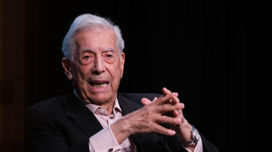 Vargas Llosa hospitalizado de urgencia por covid