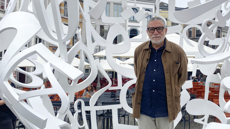 El artista Jaume Plensa, posa junto a 'Nómada Blanco', en su exposición de Mons