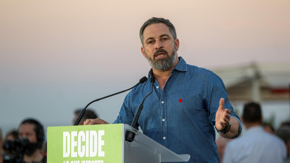 Abascal, a unos manifestantes: «No pueden soportar que echemos a su cómplice de la Moncloa»