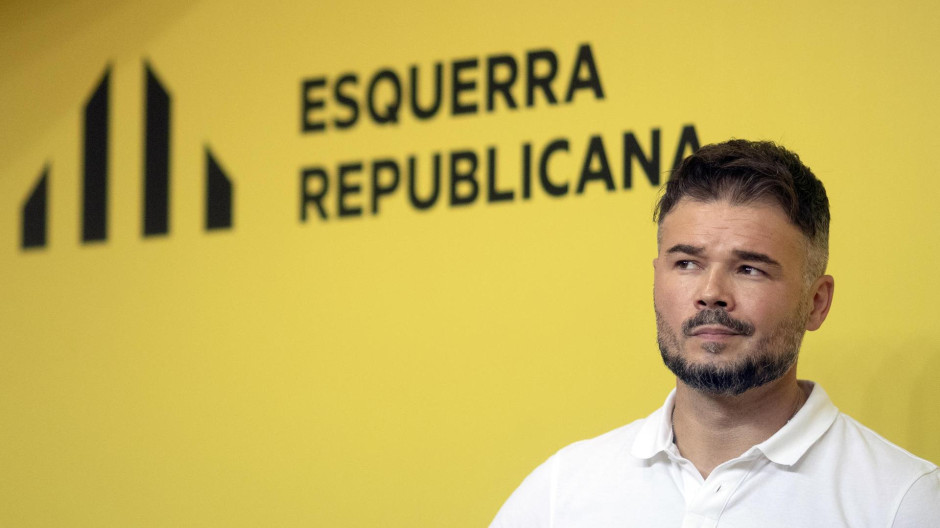 GRAFCAT2209. BARCELONA, 03/07/2023.- El candidato de ERC al Congreso Gabriel Rufián durante la rueda de prensa que ha ofrecido este lunes, a tres días para el inicio de la campaña de las elecciones generales, en la que ha anunciado que ERC ha lanzado un decálogo de compromisos en su "defensa de Cataluña", y ha acusado a Sumar de ser un "artefacto" creado en "despachos" del PSOE y de la Moncloa. EFE/Marta Pérez