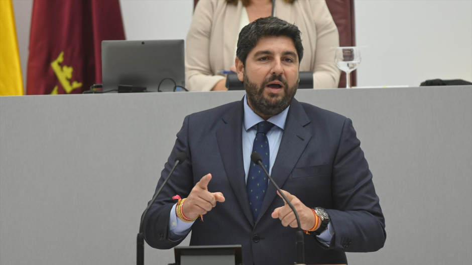 El candidato del Partido Popular para presidir Murcia, Fernando López Miras, interviene durante la segunda reunión del debate de Investidura