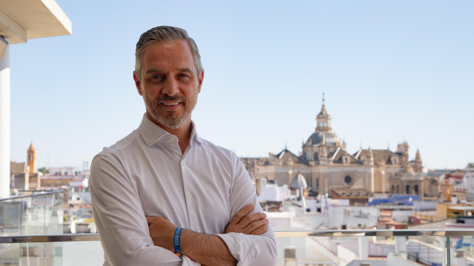 El responsable de Economía del PP, Juan Bravo, en la terraza del hotel Abba, en Sevilla.
