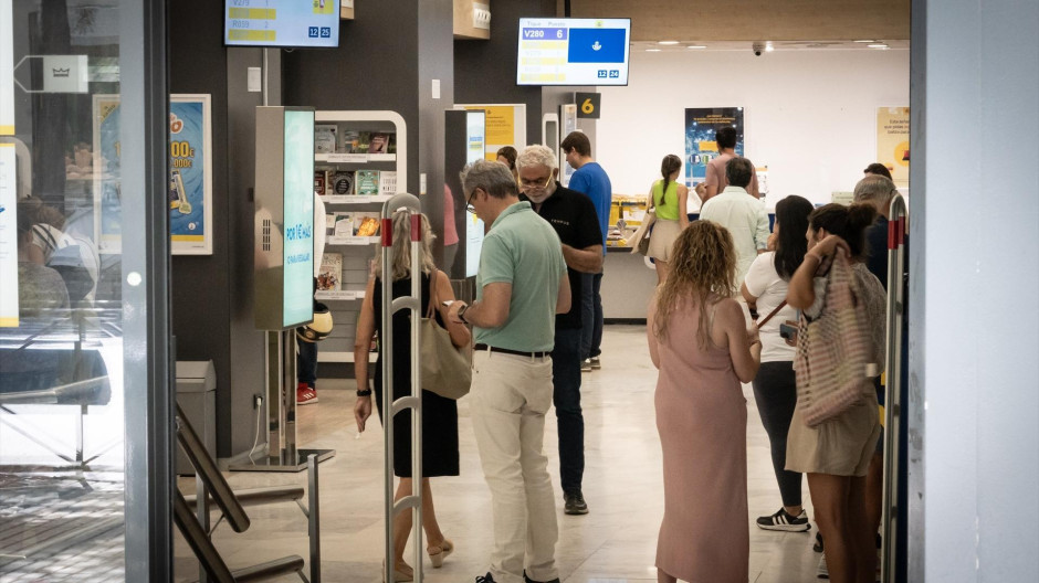 Varias personas votan por correo en Madrid.